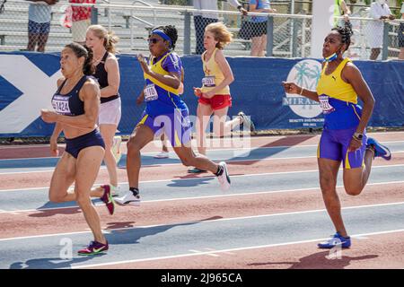 Fort ft. Lauderdale Florida, Ansin Sports Complex Track & Field National Senior Games, Senior donne nere donne corridori concorrenti in corsa Foto Stock