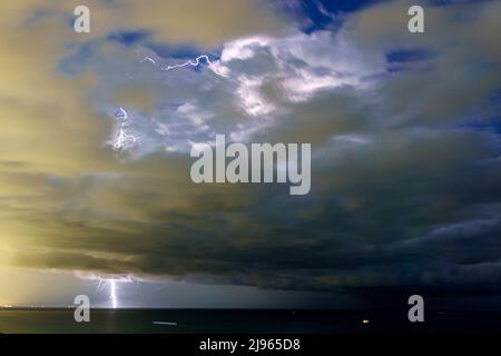 Miami Beach Florida, lampo bulloni striature strisce nuvole tempesta notte, sopra l'Oceano Atlantico Foto Stock