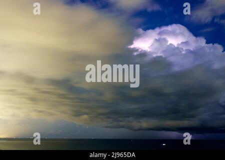 Miami Beach Florida, lampo bulloni striature strisce nuvole tempesta notte, sopra l'Oceano Atlantico Foto Stock