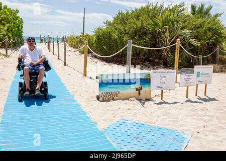 Miami Beach Florida, Sabrina Cohen Adaptive Beach Day, disabili esigenze speciali ruote d'acqua galleggianti sedia a rotelle, tappeto rampa di ingresso segni spugso Foto Stock