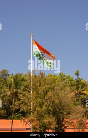 La bandiera nazionale dell'India è un tricolore rettangolare orizzontale di zafferano profondi, bianco e verde; con l'Ashoka Chakra, una ruota a 24 razze Foto Stock