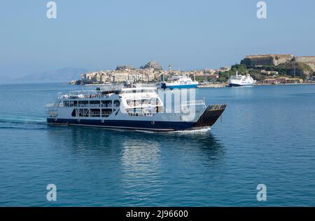 Corfù-Grecia, settembre 15 2015 barca taxi d'acqua che porta i passeggeri dalla nave da crociera alla città vecchia di Corfù Foto Stock