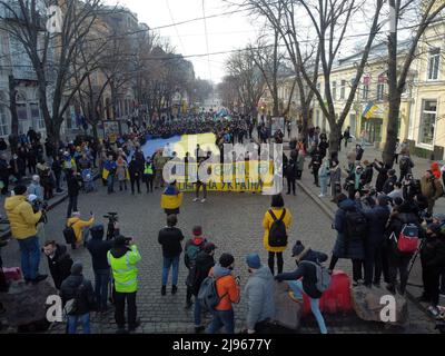 Odessa, Ucraina. 16th Feb 2022. (NOTA DEL REDATTORE: Immagine presa con un drone)veduta aerea degli attivisti che trasportano una bandiera enorme dell'Ucraina e una bandiera che dice 'una cattedrale unita Ucraina ' mentre camminano giù Deribasovskaya Street. La marcia si è svolta in conformità con il decreto del Presidente del febbraio 14 numero 53 'sulle misure urgenti per consolidare la società Ucraina. (Foto di Viacheslav Onyshchenko/SOPA Images/Sipa USA) Credit: Sipa USA/Alamy Live News Foto Stock