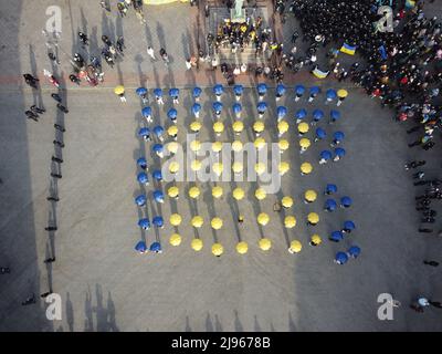 Odessa, Ucraina. 16th Feb 2022. (NOTA DELL'EDITORE: Immagine scattata con un drone)Vista aerea della folla di flash con ombrelloni nei colori della bandiera nazionale dell'Ucraina vicino al monumento di Duc de Richelieu. La marcia si è svolta in conformità con il decreto del Presidente del febbraio 14 numero 53 'sulle misure urgenti per consolidare la società Ucraina. (Foto di Viacheslav Onyshchenko/SOPA Images/Sipa USA) Credit: Sipa USA/Alamy Live News Foto Stock