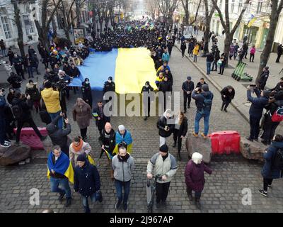 Odessa, Ucraina. 16th Feb 2022. (NOTA DELL'EDITORE: Immagine scattata con un drone)veduta aerea degli attivisti che detengono una grande bandiera dell'Ucraina vicino al monumento di Duc de Richelieu situato in cima alle scale di Potemkin. La marcia si è svolta in conformità con il decreto del Presidente del febbraio 14 numero 53 'sulle misure urgenti per consolidare la società Ucraina. (Foto di Viacheslav Onyshchenko/SOPA Images/Sipa USA) Credit: Sipa USA/Alamy Live News Foto Stock