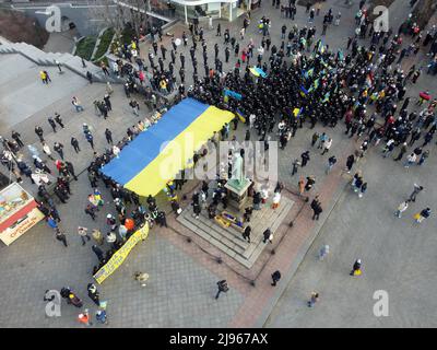 Odessa, Ucraina. 16th Feb 2022. (NOTA DEL REDATTORE: Immagine scattata con un drone)veduta aerea degli attivisti che detengono una grande bandiera dell'Ucraina e un'orchestra sulle scale di Potemkin. La marcia si è svolta in conformità con il decreto del Presidente del febbraio 14 numero 53 'sulle misure urgenti per consolidare la società Ucraina. (Foto di Viacheslav Onyshchenko/SOPA Images/Sipa USA) Credit: Sipa USA/Alamy Live News Foto Stock