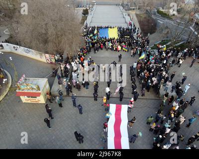 Odessa, Ucraina. 16th Feb 2022. (NOTA DELL'EDITORE: Immagine scattata con un drone). Vista aerea degli attivisti che detengono una grande bandiera dell'Ucraina, la bandiera di stato della Repubblica di Bielorussia (esempio 1991-1995) e un'orchestra sulle scale di Potemkin. La marcia si è svolta in conformità con il decreto del Presidente del febbraio 14 numero 53 ''sulle misure urgenti per consolidare la società Ucraina. (Credit Image: © Viacheslav Onyshchenko/SOPA Images via ZUMA Press Wire) Foto Stock