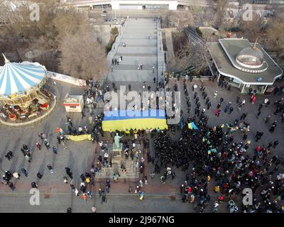 Odessa, Ucraina. 16th Feb 2022. (NOTA DEL REDATTORE: Immagine presa con un drone).veduta aerea degli attivisti che tengono una grande bandiera dell'Ucraina vicino al monumento di Duc de Richelieu situato alla parte superiore delle scale di Potemkin. La marcia si è svolta in conformità con il decreto del Presidente del febbraio 14 numero 53 ''sulle misure urgenti per consolidare la società Ucraina. (Credit Image: © Viacheslav Onyshchenko/SOPA Images via ZUMA Press Wire) Foto Stock