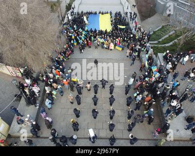 Odessa, Ucraina. 16th Feb 2022. (NOTA DELL'EDITORE: Immagine scattata con un drone). Vista aerea degli attivisti che detengono una grande bandiera dell'Ucraina e un'orchestra sulle scale di Potemkin. La marcia si è svolta in conformità con il decreto del Presidente del febbraio 14 numero 53 ''sulle misure urgenti per consolidare la società Ucraina. (Credit Image: © Viacheslav Onyshchenko/SOPA Images via ZUMA Press Wire) Foto Stock