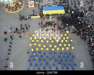 Odessa, Ucraina. 16th Feb 2022. (NOTA DEL REDATTORE: Immagine presa con un drone).veduta aerea di mob flash con ombrelloni nei colori della bandiera nazionale dell'Ucraina vicino al monumento di Duc de Richelieu. La marcia si è svolta in conformità con il decreto del Presidente del febbraio 14 numero 53 ''sulle misure urgenti per consolidare la società Ucraina. (Credit Image: © Viacheslav Onyshchenko/SOPA Images via ZUMA Press Wire) Foto Stock