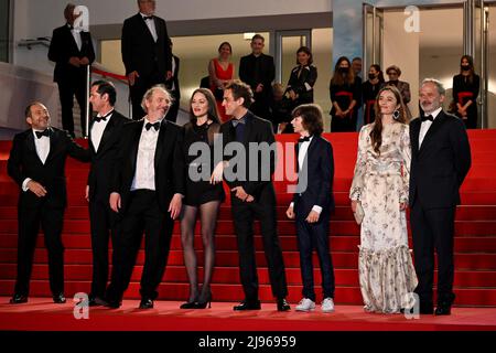 Cannes, Francia. 20th maggio 2022. Patrick Tossit, Melvil Poupaud, Arnaud Desplechin, Marion Cotillard, Benjamin Siksou, Max Baissette de Malglaive, Cosmina Stratan, Francis Leplay alla prima del film Brother and Sister durante il Festival del Cinema di Cannes del 75th a Cannes, in Francia, il 20 maggio 2022. Photo by Julien Reynaud/APS-Medias/ABACAPRESSS.COM Credit: Abaca Press/Alamy Live News Foto Stock