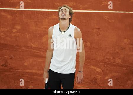 Alexander Zverev di Germania festeggia con il trofeo dopo la vittoria contro Matteo Berrettini d'Italia nella finale del Mutua Madrid Open il giorno 11 del torneo di tennis del Mutua Madrid Open alla Caja Magica il 09 maggio 2021 a Madrid, in Spagna. In palio: Alexander Zverev dove: Madrid, Spagna quando: 09 Maggio 2021 credito: Oscar Gonzalez/WENN Foto Stock