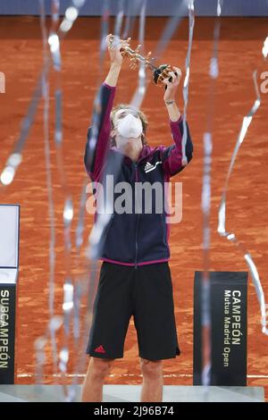 Alexander Zverev di Germania festeggia con il trofeo dopo la vittoria contro Matteo Berrettini d'Italia nella finale del Mutua Madrid Open il giorno 11 del torneo di tennis del Mutua Madrid Open alla Caja Magica il 09 maggio 2021 a Madrid, in Spagna. In palio: Alexander Zverev dove: Madrid, Spagna quando: 09 Maggio 2021 credito: Oscar Gonzalez/WENN Foto Stock