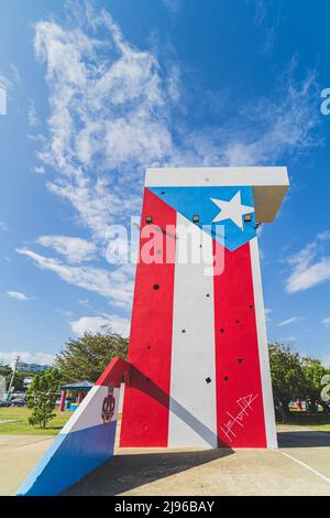 Bandiera portoricana su una torre di avvistamento in cemento a Las Croabas Fajardo, Porto Rico Foto Stock