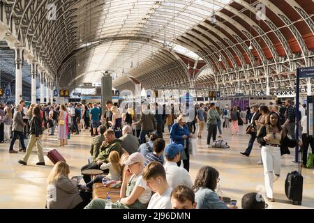 Pendolari serali e passeggeri in attesa sull'atrio della stazione di Londra Paddington per i loro treni, Regno Unito Foto Stock