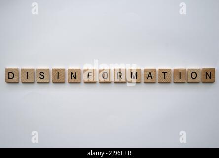 Concetto di disinformazione con scritte a tessere. Foto Stock