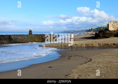 Vista della spiaggia di Batu Bolong guardando a nord a Canggu, Bali, Indonesia Foto Stock