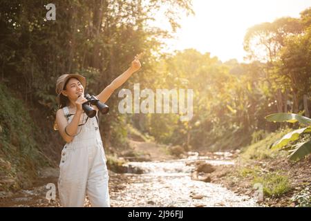 Le donne escursionistiche usano binocoli per viaggiare Foto Stock