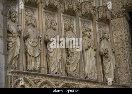 Spagna, Castiglia-la Mancha, Toledo. Cattedrale di Santa Maria. Costruito in stile gotico tra il 1227 e il 1493. Facciata principale. Porta del perdono. Costruito sotto la direzione dell'architetto Alvar Martínez (attivo tra il 1418 e il 1440). Dettaglio delle sculture dell'apostolato negli stipiti. Foto Stock