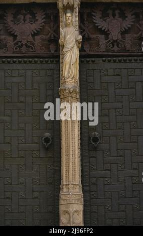 Spagna, Castiglia-la Mancha, Toledo. Cattedrale di Santa Maria. Eretto in stile gotico tra il 1227 e il 1493. Facciata principale. Porta del perdono. Costruito sotto la direzione dell'architetto Alvar Martínez (attivo tra il 1418 e il 1440). Cristo Salvatore scolpito sul mulo. Foto Stock