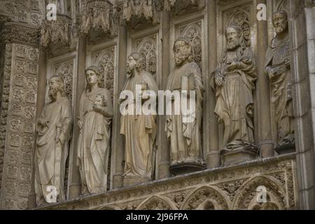 Spagna, Castiglia-la Mancha, Toledo. Cattedrale di Santa Maria. Costruito in stile gotico tra il 1227 e il 1493. Facciata principale. Porta del perdono. Costruito sotto la direzione dell'architetto Alvar Martínez (attivo tra il 1418 e il 1440). Dettaglio delle sculture dell'apostolato negli stipiti. Foto Stock