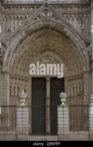 Spagna, Castiglia-la Mancha, Toledo. Cattedrale di Santa Maria. Costruito in stile gotico tra il 1227 e il 1493. Facciata principale. Porta del perdono. Costruito sotto la direzione dell'architetto Alvar Martínez (attivo tra il 1418 e il 1440). Presenta un arco con sei archivoli gotici, Cristo nel mullion e un apostolato negli stipiti. Nel timpano si trova un rilievo scultoreo raffigurante la Vergine che impone la casula a Sant'Ildefonso. Autore: Alvar Martínez. Architetto spagnolo. Attivo 1418-1440. Foto Stock