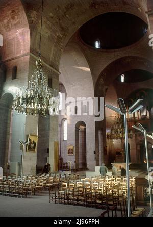 INTERNI DE LA CATEDRAL - S XII - ARQUITECTURA ROMANICA BIZANTINA. POSIZIONE: FRONTE CATEDRAL DE SAINT. Perigueux. Francia. Foto Stock