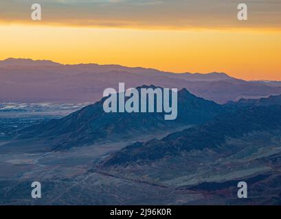 Vista aerea al tramonto del Monte Frenchman e del paesaggio urbano di Las Vegas in Nevada Foto Stock