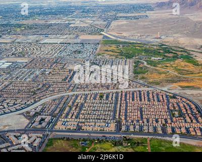 Vista aerea del Clark County Wetlands Park e paesaggio urbano di Henderson, Nevada Foto Stock