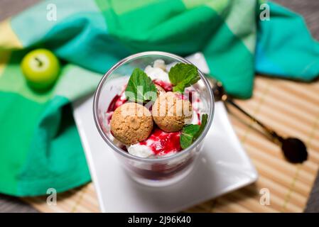 Fragola parfait con biscotti e guarnito con foglie di menta Foto Stock