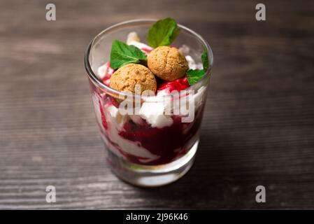 Fragola parfait con biscotti e guarnito con foglie di menta Foto Stock