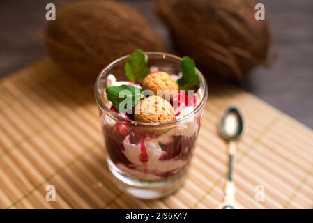 Fragola parfait con biscotti e guarnito con foglie di menta Foto Stock