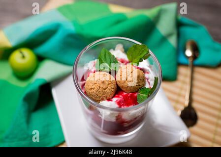 Fragola parfait con biscotti e guarnito con foglie di menta Foto Stock