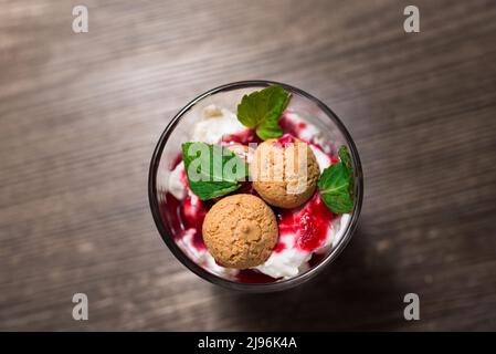 Fragola parfait con biscotti e guarnito con foglie di menta Foto Stock