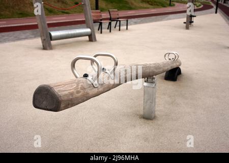 Grande oscillazione in legno per bambini su molla con comode maniglie per il bambino per tenere stretto Foto Stock