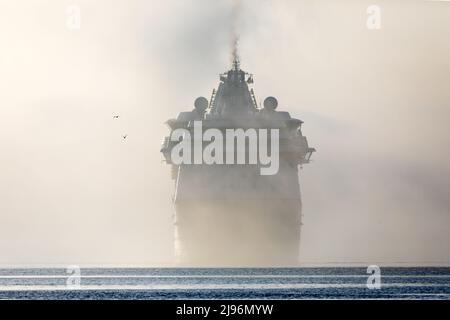 Cobh, Cork, Irlanda. 15th maggio 2022. La nave da crociera Jewel of the Seas emerge dalla nebbia costiera mentre si avvicina a Cobh, Co. Cork, Irlanda. - Immagine da Foto Stock