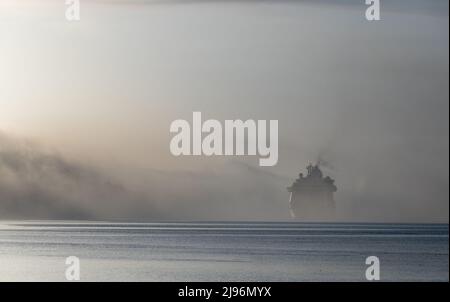 Cobh, Cork, Irlanda. 15th maggio 2022. La nave da crociera Jewel of the Seas emerge dalla nebbia costiera mentre si avvicina a Cobh, Co. Cork, Irlanda. - Immagine da Foto Stock