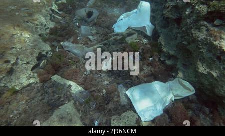 Mar Mediterraneo, Rodi, Grecia. 26th Mar 2019. Massiccio inquinamento plastico del fondo dell'oceano. Fondale coperto con un sacco di rifiuti di plastica. Bottiglie, sacchetti e altri detriti di plastica sul fondo marino del Mediterraneo. Inquinamento plastico dell'Oceano (Credit Image: © Andrey Nekrasov/ZUMA Press Wire) Foto Stock