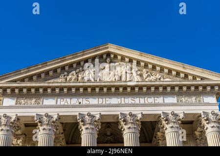 Palazzo di Giustizia Palazzo di Giustizia colonne Romane statue Nimes Gard Francia Palazzo di Giustizia costruito nel 1840s Foto Stock