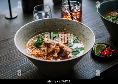 Udon curry con granchio morbido Foto Stock