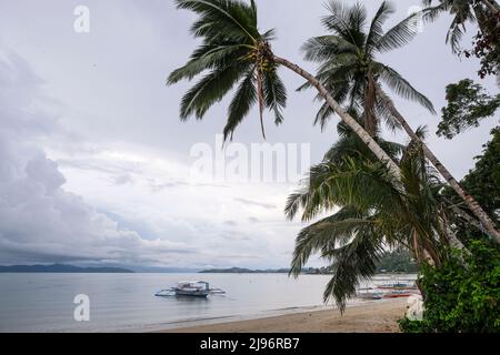 Port Barton, Filippine - Maggio 2022: Una barca da pesca sulla spiaggia di Port Barton il Maggio 16 2022 a Palawan, Filippine. Foto Stock