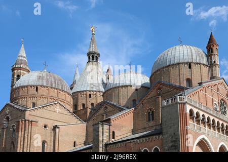 Basilica di Sant'Antonio della città di Padova meta indiscussa di migliaia di fedeli e pellegrini che vengono a pregare sulle reliquie Foto Stock