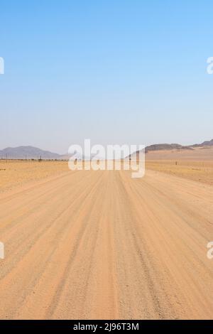 Vista panoramica degli orizzonti infiniti del Passo Tsaris (sulla strada del C19 attraverso i Monti Tsaris) nel deserto del Namib, Namibia, Africa Meridionale Foto Stock