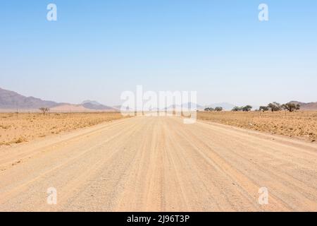 Vista panoramica degli orizzonti infiniti del Passo Tsaris (sulla strada del C19 attraverso i Monti Tsaris) nel deserto del Namib, Namibia, Africa Meridionale Foto Stock