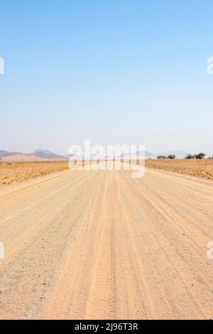 Vista panoramica degli orizzonti infiniti del Passo Tsaris (sulla strada del C19 attraverso i Monti Tsaris) nel deserto del Namib, Namibia, Africa Meridionale Foto Stock