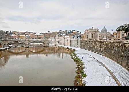 Vista di Roma e del fiume Tevere con neve il 2012 febbraio (in lontananza dal ponte Vittorio Emanuele II e dalla cupola di San Pietro), Roma, Lazio, Italia Foto Stock