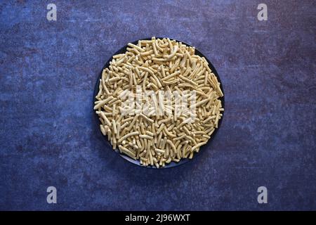 Uno spuntino indiano speziato a base di ceci fritto e fritto a base di farina di ceci Foto Stock