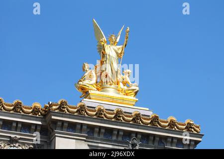 La scultura dorata di Charles Gumery, la Poésie (Poesia), risplende alla luce del sole sul tetto del Palais Garnier (Teatro dell'Opera di Parigi) a Parigi, Francia. Foto Stock