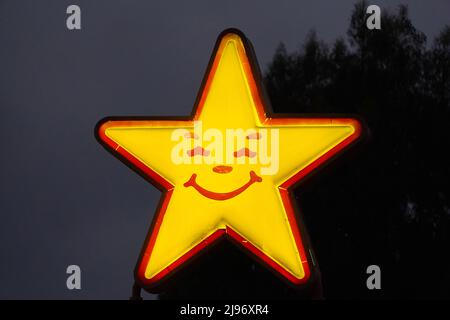 Un cartello con il logo della stella Carl's Jr è visibile al fast food, venerdì 20 maggio 2022, a Los Angeles. Foto Stock