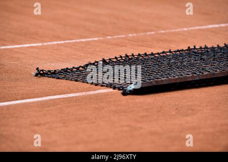 Parigi, Francia. 19th maggio 2022. L'illustrazione mostra la rete spazzata sopra il campo di argilla durante il French Open (Roland-Garros) 2022, torneo di tennis Grand Slam il 19 maggio 2022 allo stadio Roland-Garros di Parigi, Francia - Foto: Victor Joly/DPPI/LiveMedia Credit: Independent Photo Agency/Alamy Live News Foto Stock